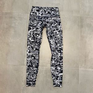 lululemon size 6 length 28 high waisted black and white pattern legging